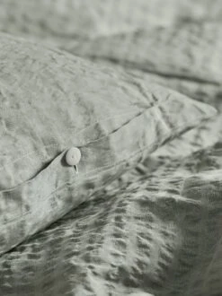 Kissenüberzug ORLANDO, Lorbeer, 40 X 60 Cm, 60 % Leinen/40 % Baumwolle, Seersucker, GOTS -Grüne Erde 10177 10178 kissen und deckenueberzug orlando lorbeer detail emo 1