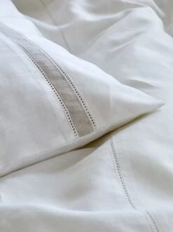 Kissenüberzug JOSEPHINE Mit Ajour, Weiss, 40 X 60 Cm, 56 % Leinen/44 % Baumwolle, GOTS 10 Kissenüberzug JOSEPHINE Mit Ajour, Weiss, 40 X 60 Cm, 56 % Leinen/44 % Baumwolle, GOTS -Grüne Erde 13719 13754 kissendeckenuerbzug josephine weiss detail1 emo 2