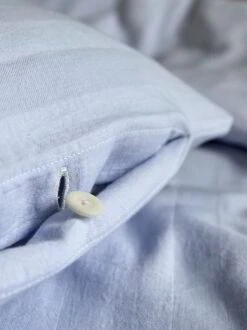 Deckenüberzug MAXI, Himmelblau, 80 X 80 Cm, 100 % Baumwolle, Crincle, GOTS, NATURTEXTIL BEST 11 Deckenüberzug MAXI, Himmelblau, 80 X 80 Cm, 100 % Baumwolle, Crincle, GOTS, NATURTEXTIL BEST -Grüne Erde 13902 13903 kissendeckenueberzug maxi kinder himmelblau detail emo 2