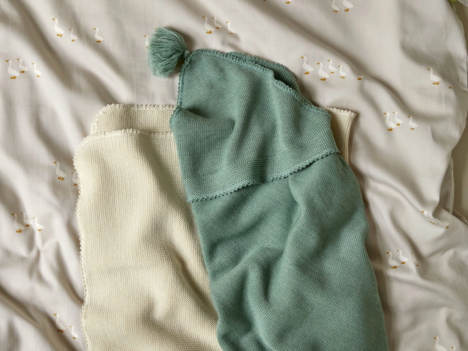 Wickel- Und Puckdecke Leni, Mit Kapuze, Salbei, 80 X 80 Cm, 100 % Schurwolle (Merino), Schurwolle KbT 5 Wickel- Und Puckdecke Leni, Mit Kapuze, Salbei, 80 X 80 Cm, 100 % Schurwolle (Merino), Schurwolle KbT – Bild 3