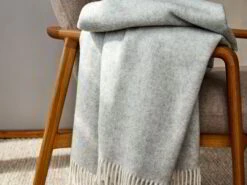 Wohndecke Kilkenny, Hellgrau, 150 X 235 Cm, 100 % Schurwolle (Merino), Schurwolle KbT -Grüne Erde 411991 wohndecke kilkenny hellgrau emo 1