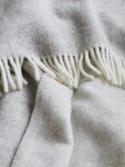 Wohndecke Kilkenny, Hellgrau, 150 X 235 Cm, 100 % Schurwolle (Merino), Schurwolle KbT -Grüne Erde 411991 wohndecke kilkenny hellgrau emo 2