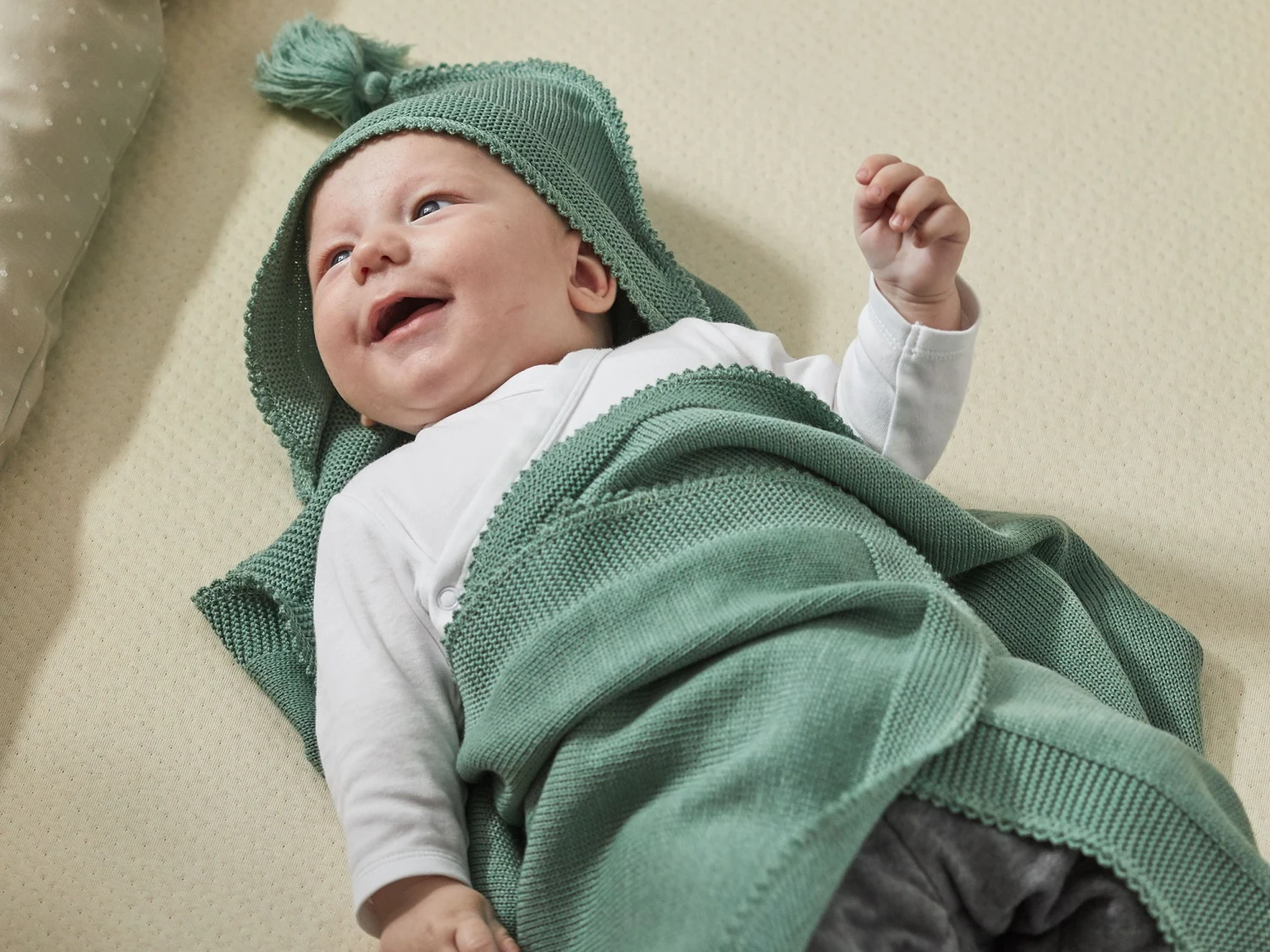 Wickel- Und Puckdecke Leni, Mit Kapuze, Salbei, 80 X 80 Cm, 100 % Schurwolle (Merino), Schurwolle KbT 4 Wickel- Und Puckdecke Leni, Mit Kapuze, Salbei, 80 X 80 Cm, 100 % Schurwolle (Merino), Schurwolle KbT – Bild 2