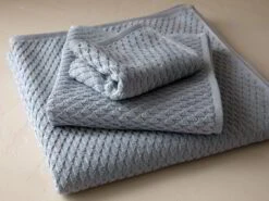 Handtuch Relief, Silberblau, 50 X 100 Cm, 100 % Baumwolle, GOTS, NATURTEXTIL BEST -Grüne Erde 413623 duschtuch relief silberblau stapel emo retusche