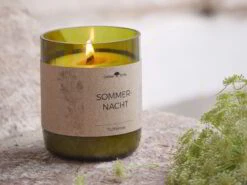 Natürliche Rapswachskerze SOMMERNACHT Im Rezyklierten Glas, Holzdocht, 325 Ml, H 9,5 Cm, ø 8,5 Cm -Grüne Erde 41547 rapswachskerze sommerbacht glasflasche emo