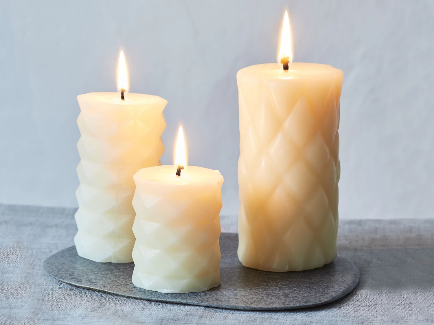 Stumpenkerze Relief Aus Bienenwachs, Natur, Höhe 15 Cm, ø 8 Cm 4 Stumpenkerze Relief Aus Bienenwachs, Natur, Höhe 15 Cm, ø 8 Cm – Bild 2