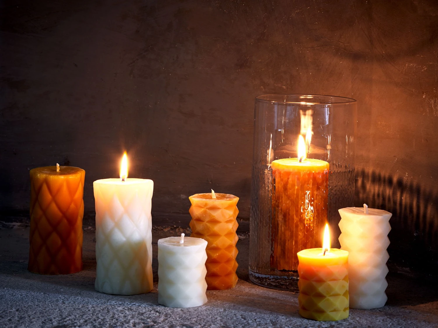 Stumpenkerze Relief Aus Bienenwachs, Natur, Höhe 15 Cm, ø 8 Cm 6 Stumpenkerze Relief Aus Bienenwachs, Natur, Höhe 15 Cm, ø 8 Cm – Bild 4