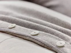 Sofakissenset: 3 Stk. 50 X 50 Cm Und 2 Stk. 55 X 80 Cm, Überzug: Wollstoff Tano Natur (79), Füllung: 100 % Schurwolle , Mit Verdeckter Knopfleiste -Grüne Erde 700400 verdeckte knopfleiste detail