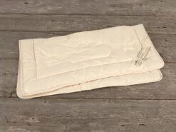 Kinder Sommerdecke Schafschurwolle Mit Wolkensteppung, 80 X 80 Cm, 150 G/m2 GOTS, NATURTEXTIL BEST -Grüne Erde 73952 ganzjahresdecke schafschurwolle emo retusche baender 1