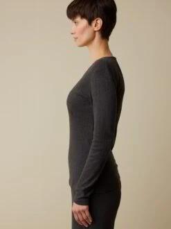 Langarm Shirt, 100 % Bio Baumwolle, 17 Schiefer Melange, S, GOTS 10 Langarm Shirt, 100 % Bio Baumwolle, 17 Schiefer Melange, S, GOTS -Grüne Erde 858087 17 hw23 027 emo 03