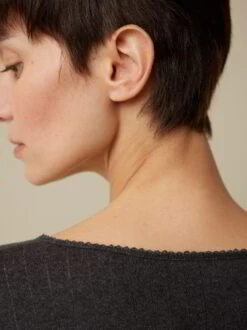 Langarm Shirt, 100 % Bio Baumwolle, 17 Schiefer Melange, S, GOTS 12 Langarm Shirt, 100 % Bio Baumwolle, 17 Schiefer Melange, S, GOTS -Grüne Erde 858087 17 hw23 045 detail 01