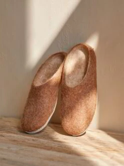 Hausschuh Amale, Cognac, Größe 38/39, 100 % Schurwolle (Schaf) Mit Pflanzlich Gegerbter Ledersohle -Grüne Erde 87248 hausschuh amale cognac emo 01