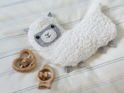 Kirschkern-Wärmekissen, Anouk Das Alpaka, Ca. 30 Cm, Überzug: 100 % Baumwolle, Baumwolle KbA, Füllung: 100 % Kirschkerne -Grüne Erde 90123 90113 90114 waermekissen anouk babyrassel emo